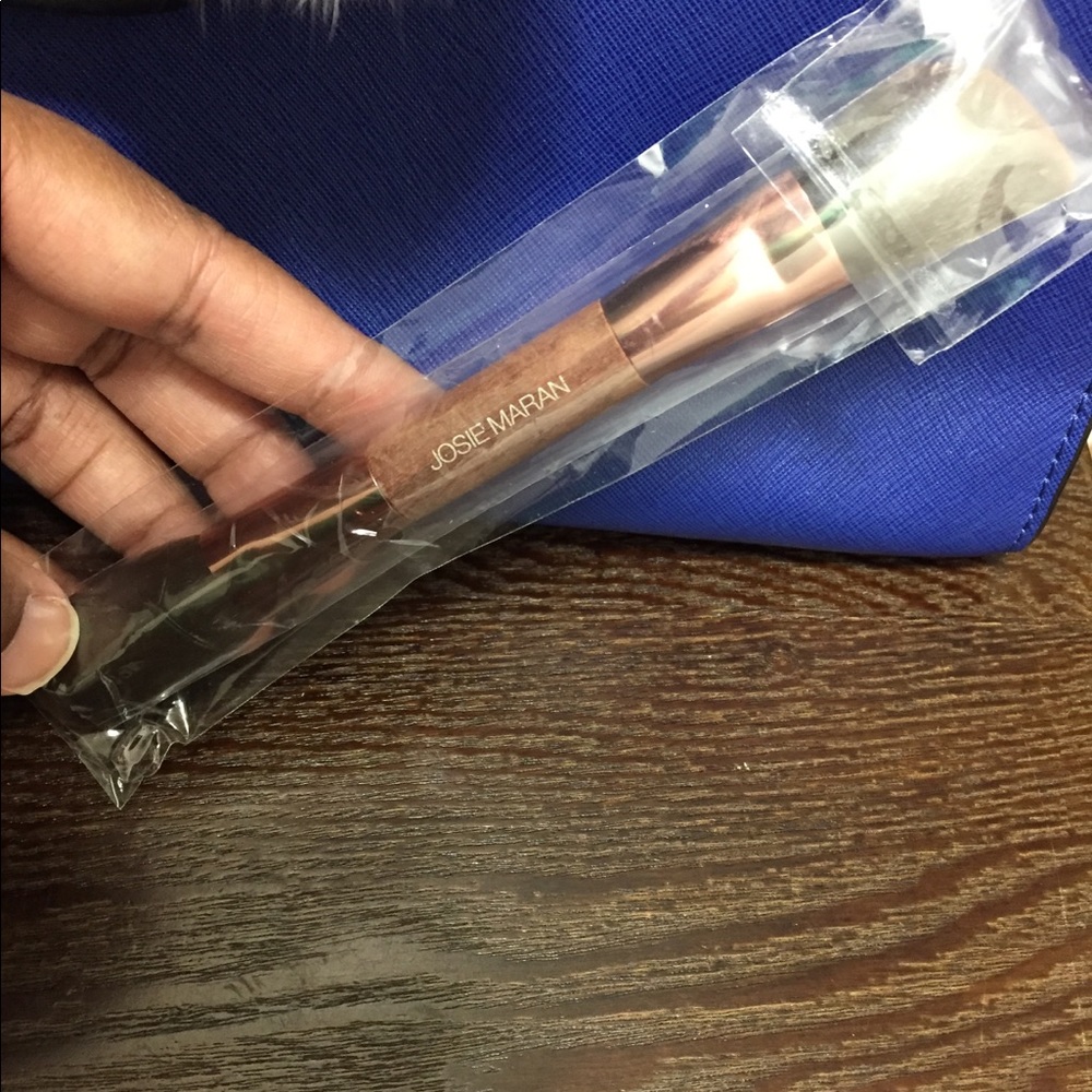 Josie Maran Double-sided Brush